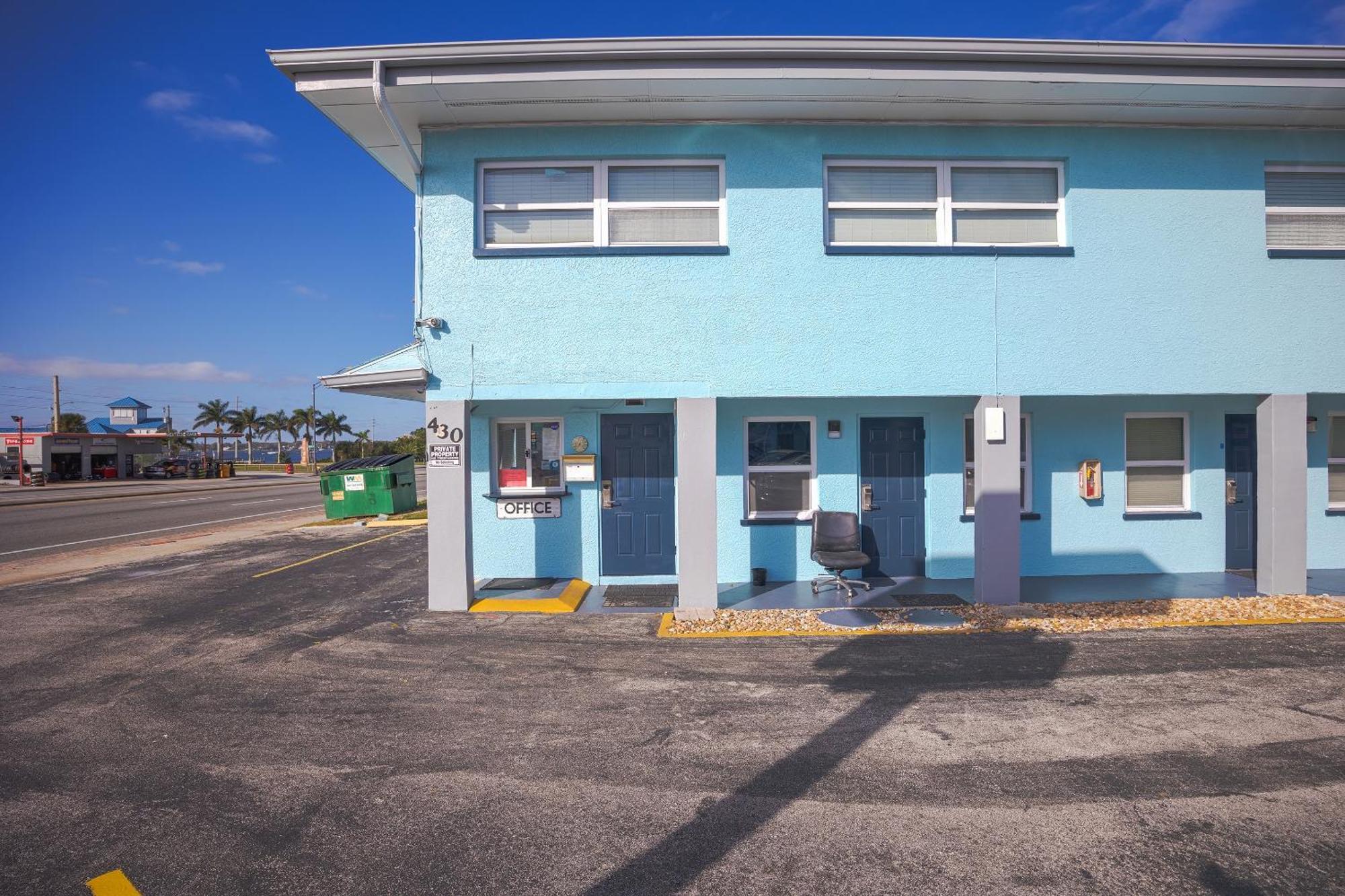 Aladdin Motel By Oyo Merritt Island Exterior photo